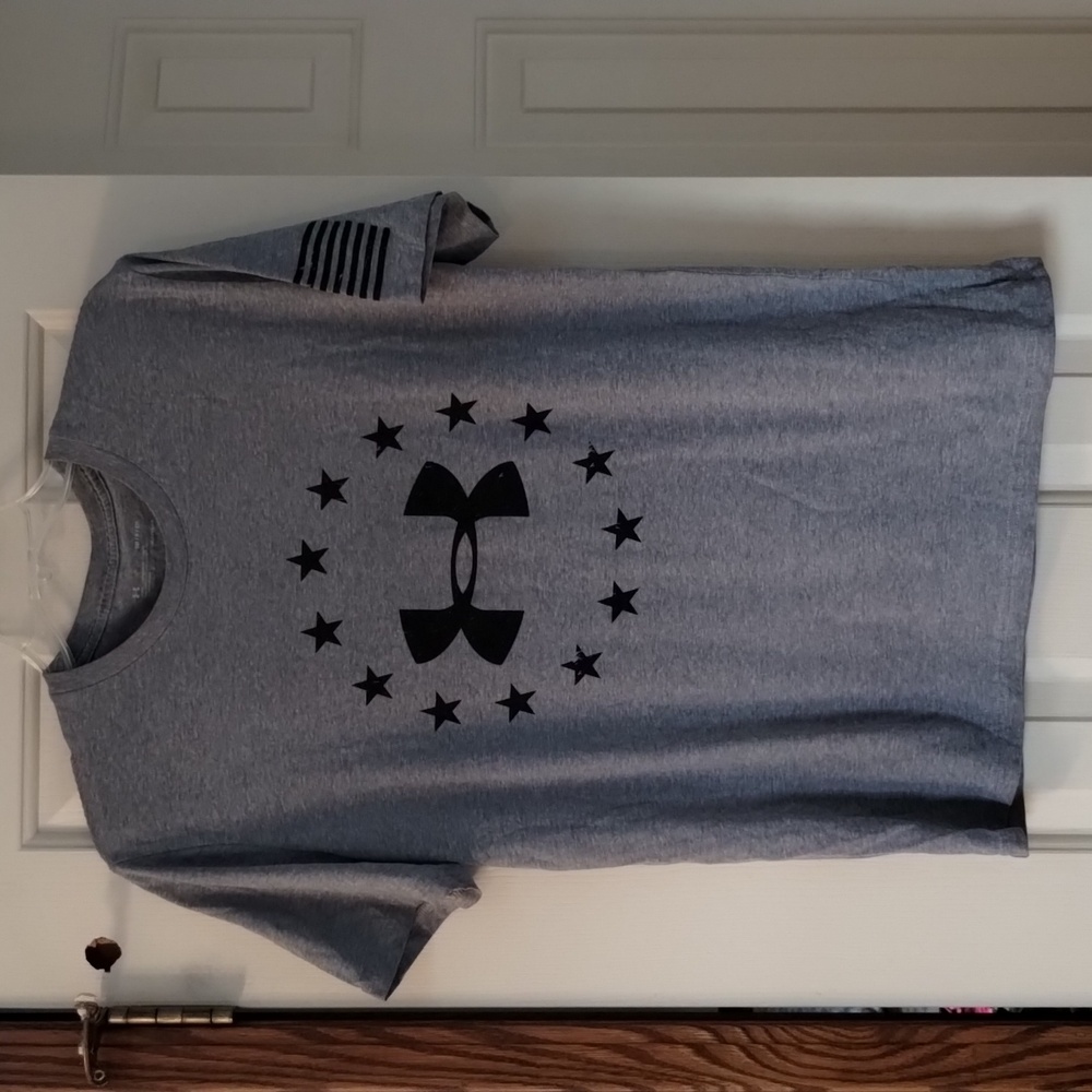 Men's Under Armour gray short sleeve Tshirt